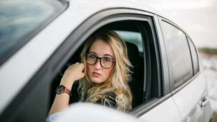 woman-with-glasses-in-the-car